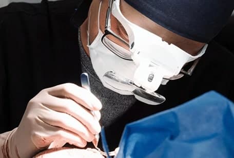 Dr. Feinberg performing precise FUE procedure at HAIRMD